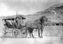 Hattuşa kazıları için Ankara’ya kadar trenle gelen ekip, yolun geri kalan kısmını at sırtında ve at arabalarıyla aşmaya çalışıyor (1907)